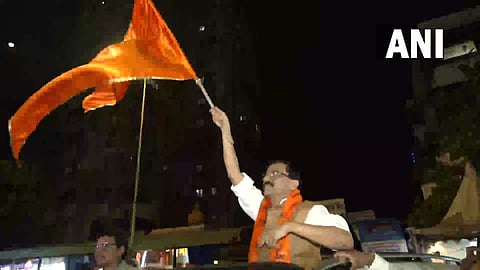 ജയിലിന് പുറത്തിറങ്ങിയ സഞ്ജയ് റാവത്ത് പ്രവര്‍ത്തകരെ അഭിവാദ്യം ചെയ്യുന്നു