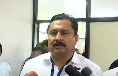 വി അബ്ദുറഹ്മാന്‍ മാധ്യമങ്ങളോടു സംസാരിക്കുന്നു/ടിവി ദൃശ്യം