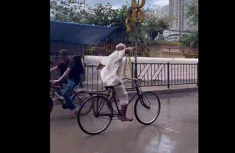 സൈക്കിളില്‍ അഭ്യാസപ്രകടനം നടത്തുന്ന വയോധികന്റെ ദൃശ്യം