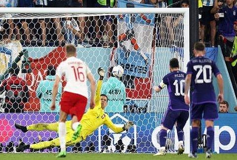 മെസി അടിച്ച പെനാല്‍റ്റി തട്ടിയകറ്റുന്ന പോളണ്ട് ഗോളി, എഎന്‍ഐ