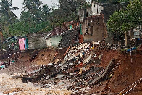 പുതുച്ചേരിയില്‍ വീടുകൾ തകർന്ന നിലയിൽ/ പിടിഐ