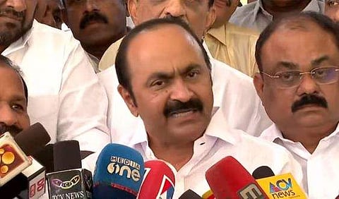 വിഡി സതീശന്‍ മാധ്യമങ്ങളോടു സംസാരിക്കുന്നു/ടെലിവിഷന്‍ ദൃശ്യം