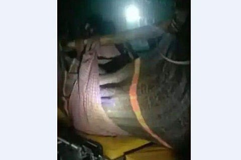 അട്ടപ്പാടിയില്‍ തുണി മഞ്ചലില്‍ കിടത്തി ഗര്‍ഭിണിയെ ആംബുലന്‍സിനടുത്തെത്തിക്കുന്നു/ടെലിവിഷന്‍ ദൃശ്യം