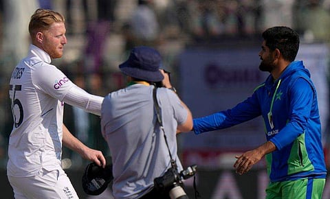 പാക് ക്യാപ്റ്റൻ ബാബർ അസമുമായി ഹസ്തദാനം ചെയ്യുന്ന ഇം​ഗ്ലണ്ട് നായകൻ ബെൻ സ്റ്റോക്സ്/ പിടിഐ