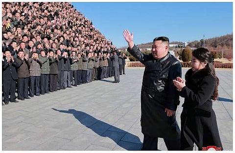 കിം ജോങ് ഉന്‍ മകള്‍ക്കൊപ്പം/ ഉത്തര കൊറിയന്‍ വാര്‍ത്താ ഏജന്‍സി പുറത്തുവിട്ട ചിത്രം