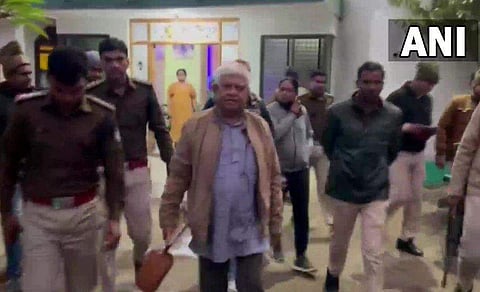 രാജാ പടേരിയെ പൊലീസ് അറസ്റ്റ് ചെയ്തു കൊണ്ടുപോകുന്നു