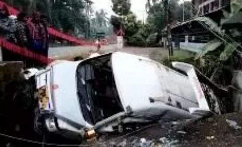 അപകടത്തില്‍പ്പെട്ട ട്രാവലര്‍