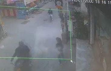 ബൈക്കിലെത്തിയ രണ്ടുപേര്‍ സ്‌കൂള്‍ വിദ്യാര്‍ഥിനിക്ക് നേരെ ആസിഡ് ഒഴിക്കുന്ന ദൃശ്യം