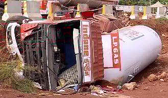 കണ്ണൂരില്‍ ടാങ്കര്‍ ലോറി മറിഞ്ഞ നിലയില്‍