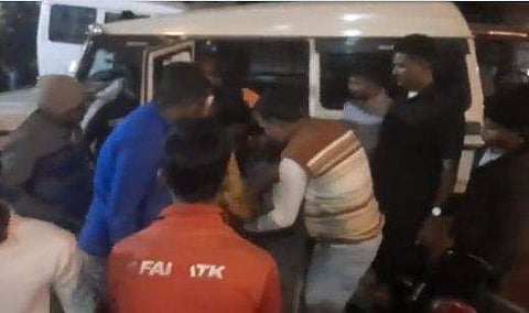 അപകടത്തില്‍ പരിക്കേറ്റവരെ ആശുപത്രിയിലെത്തിക്കുന്നു/ ട്വിറ്റര്‍