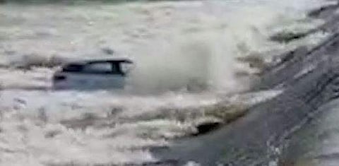 ചെക്ക് ഡാമില്‍ കാര്‍ ഒലിച്ചുപോകുന്ന ദൃശ്യം