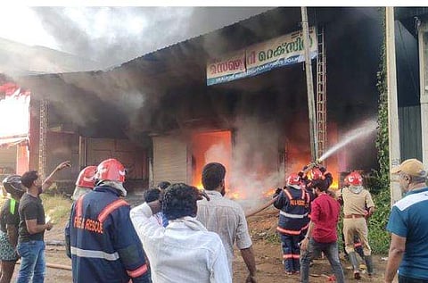 തീയണക്കാനുള്ള ശ്രമം