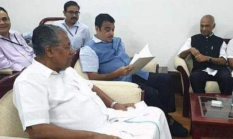 നിതിന്‍ ഗഡ്കരിക്കൊപ്പം പിണറായി വിജയന്‍