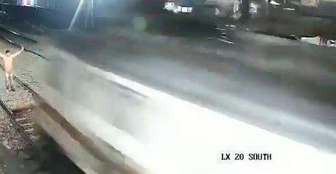 ട്രെയിനിന് മുന്നില്‍ ചാടി മരിക്കുന്നതിന് മുന്‍പുള്ള ദൃശ്യം