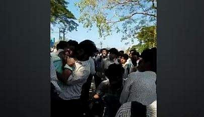 ആലപ്പുഴയില്‍ വിദ്യാര്‍ഥികള്‍ തമ്മില്‍ ഏറ്റുമുട്ടുന്ന ദൃശ്യം, സ്‌ക്രീന്‍ഷോട്ട്