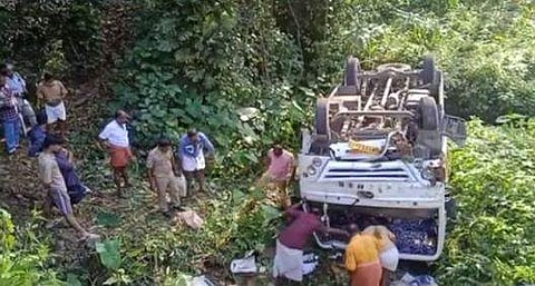 അപകടത്തില്‍പ്പെട്ട വാഹനം/ടിവി ദൃശ്യം