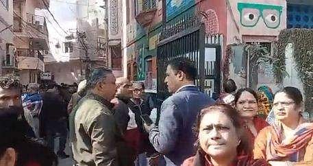 സ്‌കൂളിന് മുന്നില്‍ തടിച്ചുകൂടിയവര്‍/ ട്വിറ്റര്‍