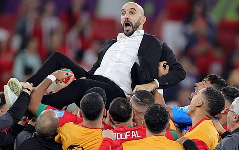 റെ​ഗ്റോ​ഗിയെ എടുത്തുയർത്തി ആഘോഷിക്കുന്ന മൊറോക്കോ ടീം/ ട്വിറ്റർ