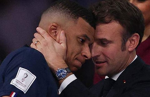 പുരസ്‌കാര ദാന ചടങ്ങില്‍ എംബാപ്പെയെ ചേര്‍ത്തുപിടിച്ച് ഫ്രഞ്ച് പ്രസിഡന്റ് ഇമ്മാനുവല്‍ മാക്രോണ്‍/എഎഫ്പി