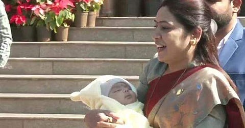 കൈക്കുഞ്ഞുമായി നിയമസഭാ സമ്മേളനത്തിന് എത്തിയ എംഎല്‍എ