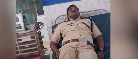 പരിക്കേറ്റ എസ് ഐആശുപത്രിയില്‍/ ടിവി ദൃശ്യം