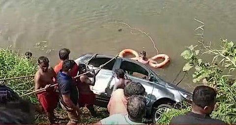 അപകടത്തില്‍പ്പെട്ട കാര്‍/ ടിവി ദൃശ്യം