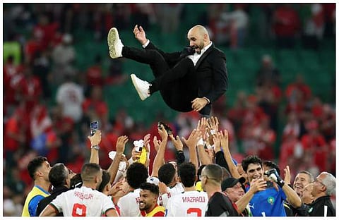 ഗ്രൂപ്പ് ചാമ്പ്യന്‍മാരായ സന്തോഷത്തിൽ കോച്ചിനെ എടുത്തുപൊക്കി മൊറോക്കോ താരങ്ങൾ/ ചിത്രം: എഎൻഐ