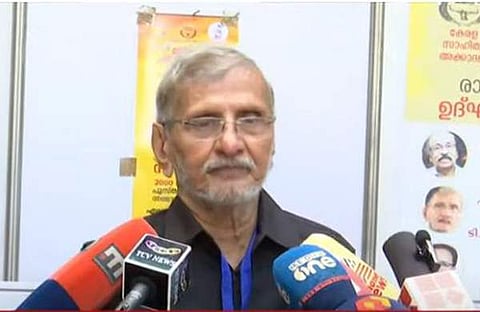 എന്‍എസ് മാധവന്‍ മാധ്യമങ്ങളോടു സംസാരിക്കുന്നു/ടിവി ദൃശ്യം