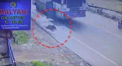 വിദ്യാര്‍ത്ഥിനി റോഡിലേക്ക് തെറിച്ചു വീഴുന്നു/ സിസിടിവി ദൃശ്യത്തില്‍ നിന്ന്