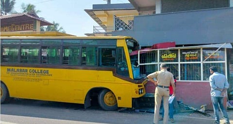 തൃശൂരില്‍ ബസ് ഹോട്ടലിലേക്ക് ഇടിച്ചുകയറിയുണ്ടായ അപകടം