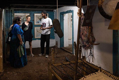 ബിനാലെ കാഴ്ചകൾ കാണുന്ന സന്ദർശകർ/ ചിത്രം; ഫെയ്സ്ബുക്ക്