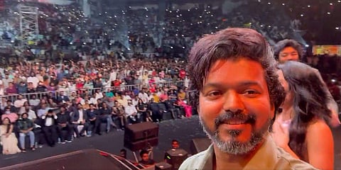 ആരാധകർക്കൊപ്പമുള്ള വിജയുടെ വിഡിയോയിൽ നിന്ന്