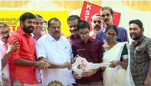 ഇപി ജയരാജന്‍ താക്കോല്‍ദാനം നിര്‍വഹിക്കുന്നു/ ടിവി ദൃശ്യം