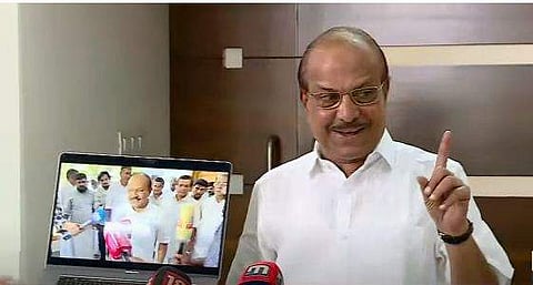 വീഡിയോ ക്ലിപ്പിങ്ങുമായി കുഞ്ഞാലിക്കുട്ടി മാധ്യമങ്ങള്‍ക്ക് മുന്നില്‍/ ടിവി ദൃശ്യം