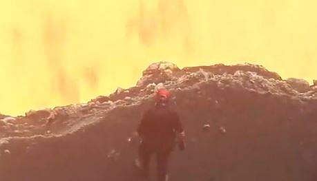 ലാവയ്ക്ക് അരികില്‍ നില്‍ക്കുന്ന യുവാവിന്റെ ദൃശ്യം