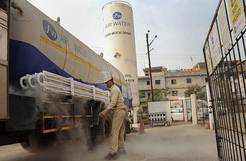 മോക്ക് ഡ്രിൽ തയ്യാറെടുപ്പിന്റെ ഭാ​ഗമായി റാഞ്ചിയിലെ രാജേന്ദ്ര ഇൻസ്റ്റിറ്റ്യൂട്ട് ഓഫ് മെഡിക്കൽ സയൻസ് കാമ്പസിനുള്ളിൽ ഓക്സിജൻ ലഭ്യത പരിശോധിക്കുന്ന ജീവനക്കാരൻ/ പിടിഐ