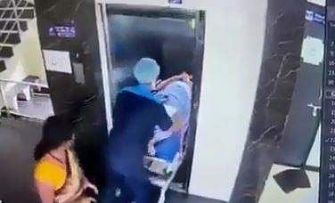 സ്‌ട്രെച്ചറില്‍ കിടത്തിയിരിക്കുന്ന രോഗിയെ കയറ്റുമ്പോള്‍ ലിഫ്റ്റ് താഴേക്ക് വീഴുന്ന ദൃശ്യം