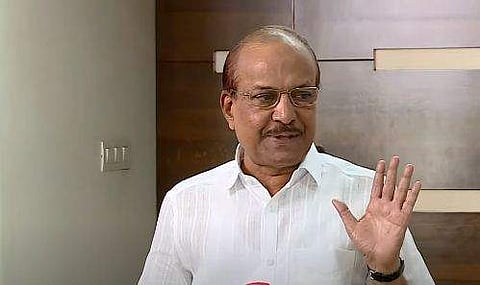 പി കെ കുഞ്ഞാലിക്കുട്ടി മാധ്യമങ്ങളോട് സംസാരിക്കുന്നു/ ടിവിദൃശ്യം