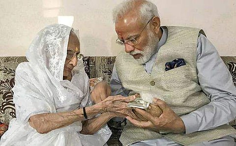 അമ്മയ്‌ക്കൊപ്പം മോദി, ഫയല്‍ ചിത്രം