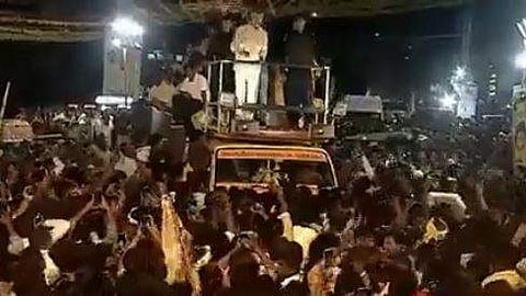 ചന്ദ്രബാബു നായിഡുവിന്റെ റോഡ് ഷോയുടെ ദൃശ്യം