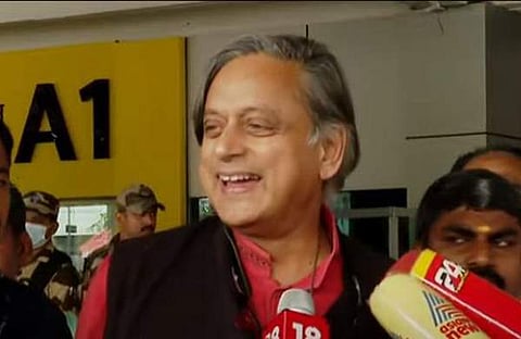 ശശി തരൂര്‍ മാധ്യമങ്ങളോടു സംസാരിക്കുന്നു/ടിവി ദൃശ്യം