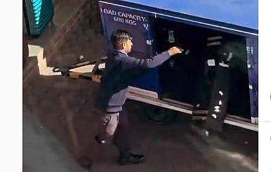 സംഗീത ഉപകരണം ലഗേജ് ക്യാരിയറിലേക്ക് വലിച്ചെറിയുന്ന ദൃശ്യം