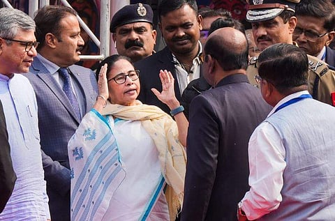 ബിജെപി പ്രവര്‍ത്തകരുടെ പ്രകോപനത്തില്‍ ഗവര്‍ണറെ പ്രതിഷേധം അറിയിക്കുന്ന മമത/ പിടിഎ