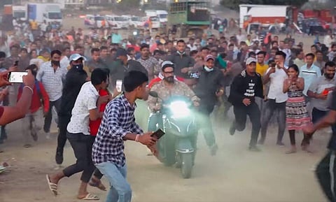 ആരാധകർക്കിടയിലൂടെ വാഹനം ഓടിച്ചുപോകുന്ന അജയ് ദേവ്​ഗൺ/ വിഡിയോ സ്ക്രീൻഷോട്ട്