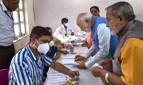 പ്രധാനമന്ത്രി നരേന്ദ്രമോദി റാനിപ്പിലെ നിഷാന്‍ പബ്ലിക് സ്‌കൂളില്‍ വോട്ട് രേഖപ്പെടുത്തുന്നു/ പിടിഐ