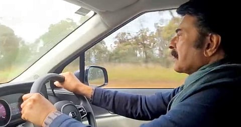 മമ്മൂട്ടി കാർ ഓടിക്കുന്നതിന്റെ വിഡിയോ സ്ക്രീൻഷോട്ട്