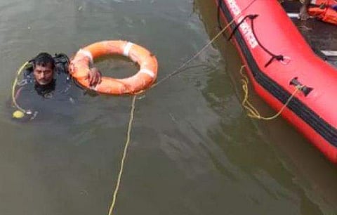 പമ്പാനദിയില്‍ തിരച്ചില്‍ നടത്തുന്നു/ ടിവി ദൃശ്യം