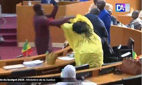 സെനഗല്‍ പാര്‍ലമെന്റില്‍ വനിതാ എംപിയുടെ മുഖത്തടിക്കുന്നതിന്റെ വീഡിയോ ദൃശ്യം