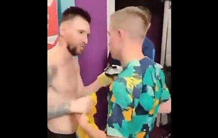 മെസി ജേഴ്‌സി ഊരി നല്‍കുന്നു/ വീഡിയോ ദൃശ്യം