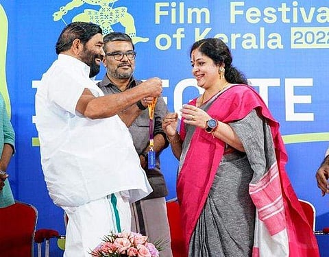 മന്ത്രി വാസവന്‍ ആനിക്ക് പാസ് നല്‍കി ഉദ്ഘാടനം ചെയ്യുന്നു/ ഫെയ്‌സ്ബുക്ക്